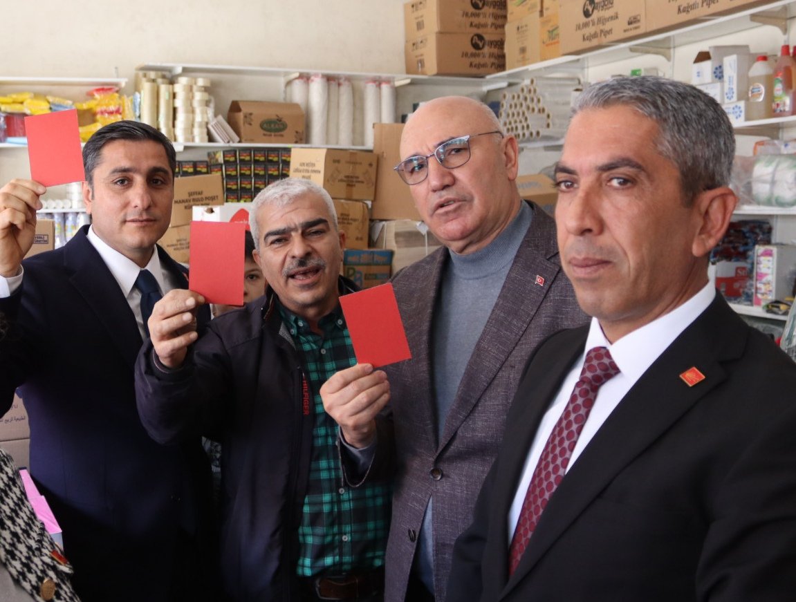 karadagferhatt's tweet photo. Milletvekilimiz Sayın Mahmut Tanal, İl yöneticilerimiz, il kadın - gençlik kolları, İlçe başkanları, İlçe gençlik- kadın kolları ve partililerimizle Ceylanpınar İlçesi çarşı esnafımızı ziyaret edip, esnafın sorunlarını dinledik, esnafımızla birlikte Akp Hükümetine "KIRMIZI KART" gösterdik.

#sanlıurfa #Ceylanpınar 

@herkesicinCHP @eczozgurozel @MTanal @cagraYusufCHP