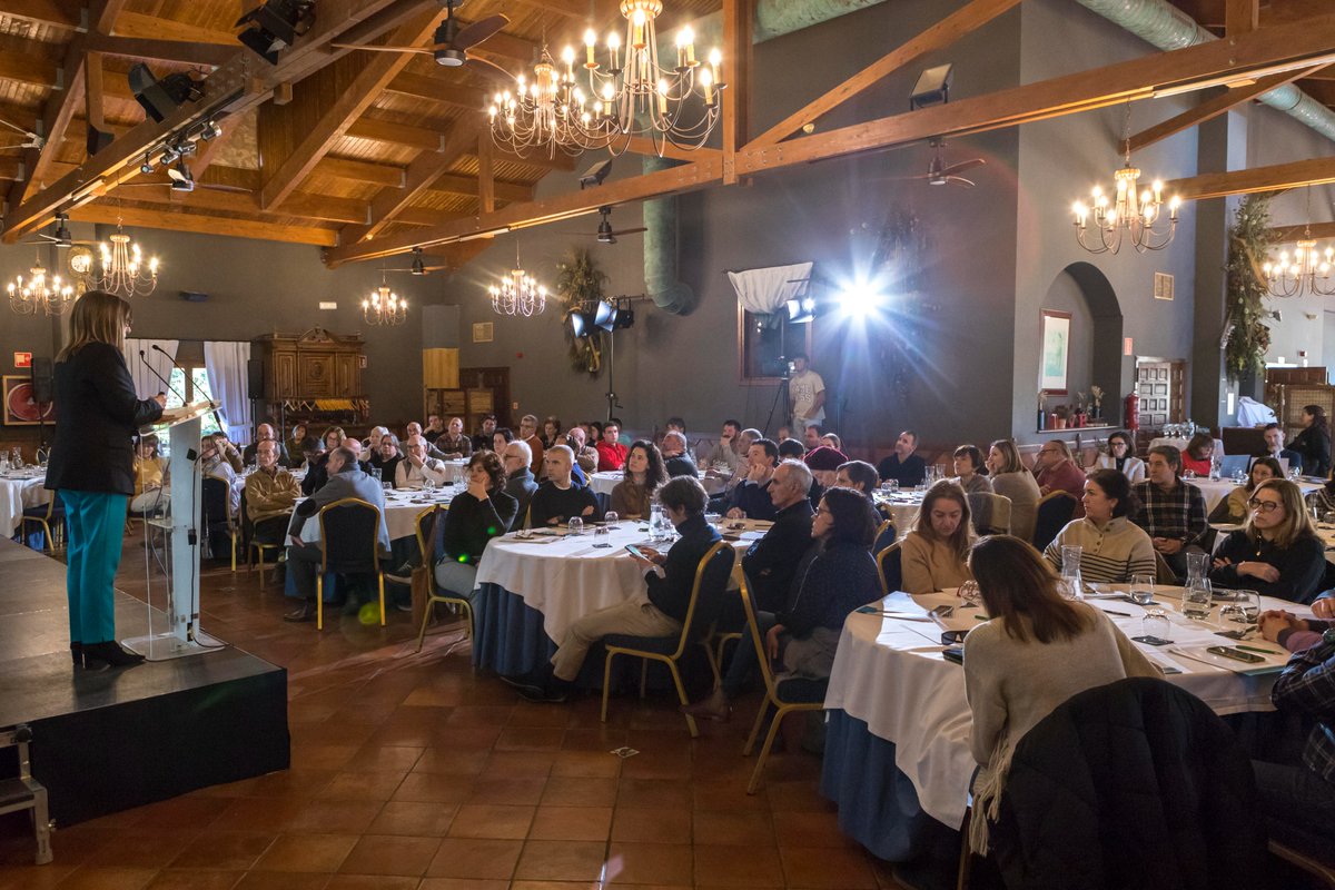 hazifundazioa's tweet photo. Josu Garaialde, director de Promoción Sectorial, ha reflejado la situación actual del sector vitivinícola durante el Encuentro #RiojaAlavesa celebrado hoy en Laguardia, donde también ha participado el director de HAZI, Raimundo Ruiz de Escudero. #ARDOA
📎 https://t.co/evj6VfqJFc https://t.co/xowTlFmJoi