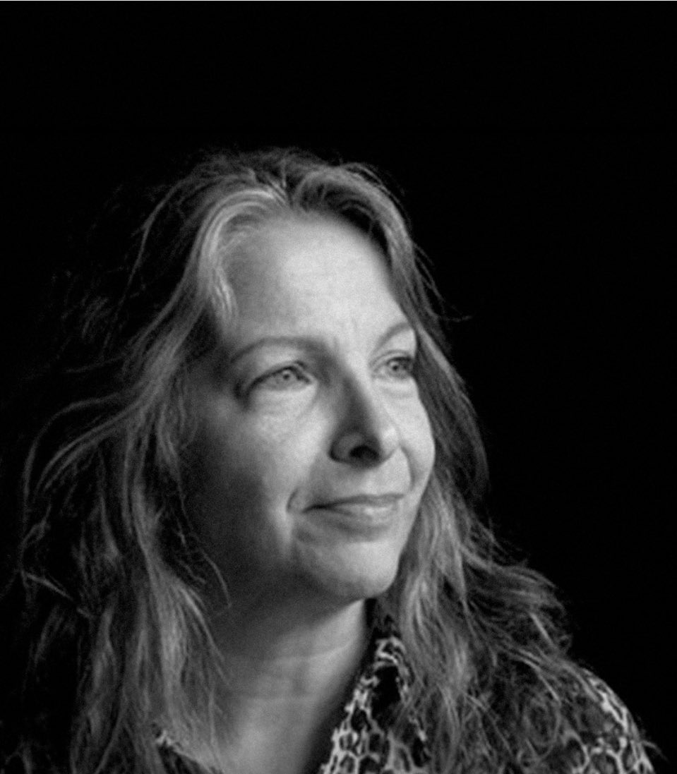 Que en paz descanses bella #AlejandraDarin 🖤
Enorme abrazo a su familia y amigos.
<a href="/BombitaDarin/">Ricardo Darin</a> <a href="/chinodarin/">Chino Darín</a>