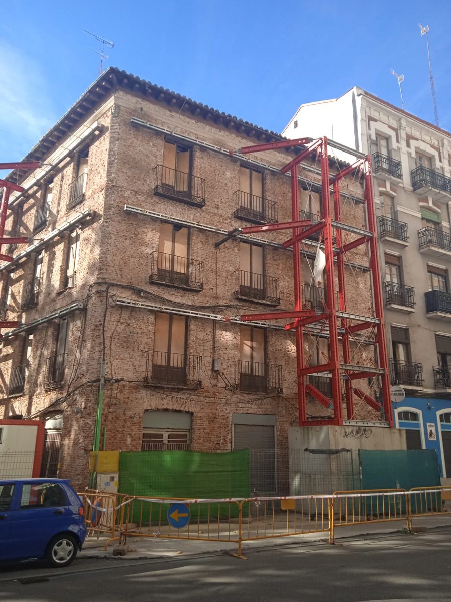 Sobre este edificio seguimos sin tener respuesta por ninguna de las partes, ni empresa ni Ayuntamiento.  Que difícil se hace cuando no interesa el tema. Se tendrá que caer para que hagan caso?