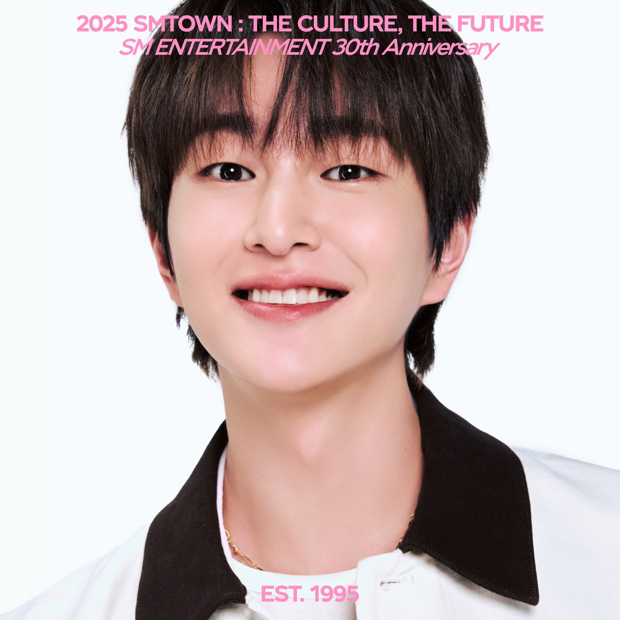EXO CHEN smtown hologram ホログラム　オフショット写真 GhQxKQmaUAAEv3n.jpg:large