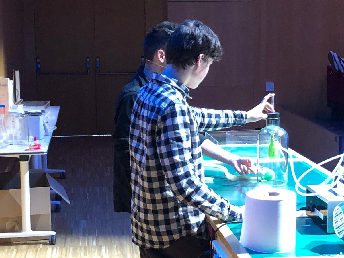 Institut Joaquima Pla i Farreras (@plafarreras) on Twitter photo L'alumnat de 2n d'ESO ha visitat el <a href="/cosmocaixa/">Museo de la Ciencia CosmoCaixa</a> per gaudir del taller "La pressió atmosfèrica" on, a partir d'experiments que a vegades s'escapen del sentit comú, han pogut raonar sobre el concepte de pressió atmosfèrica i relacionar-lo amb diferents fenòmens naturals. L'alumnat de 2n d'ESO ha visitat el <a href="/cosmocaixa/">Museo de la Ciencia CosmoCaixa</a> per gaudir del taller "La pressió atmosfèrica" on, a partir d'experiments que a vegades s'escapen del sentit comú, han pogut raonar sobre el concepte de pressió atmosfèrica i relacionar-lo amb diferents fenòmens naturals.