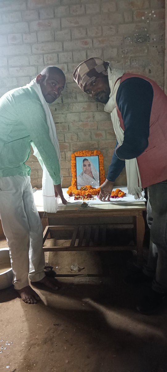 AdhyaksaParti's tweet photo. शिवबचना पटेल की माता s स्वर्गीय परमावर्ती देवी ब्रह्मभोज में समलित होते हुए 
,, राष्ट्रीय अध्यक्ष
,,विशाल राजभर राष्ट्रीय गौरव पार्टी,,, https://t.co/4newvgMRvA