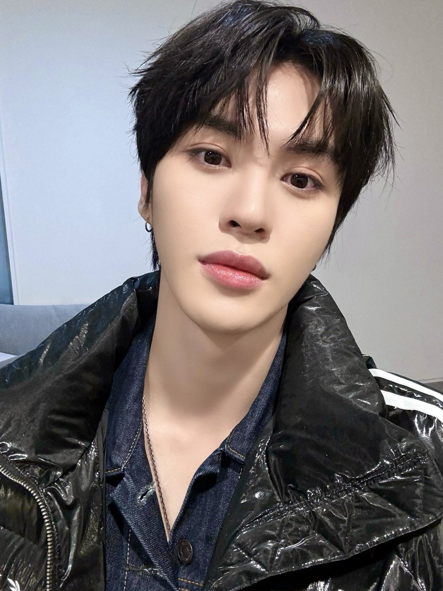 by_EPEX's tweet photo. 언제까지 추울거야...🥶

#EPEX #이펙스 #AMIN #아민 https://t.co/z9O31MqKFc