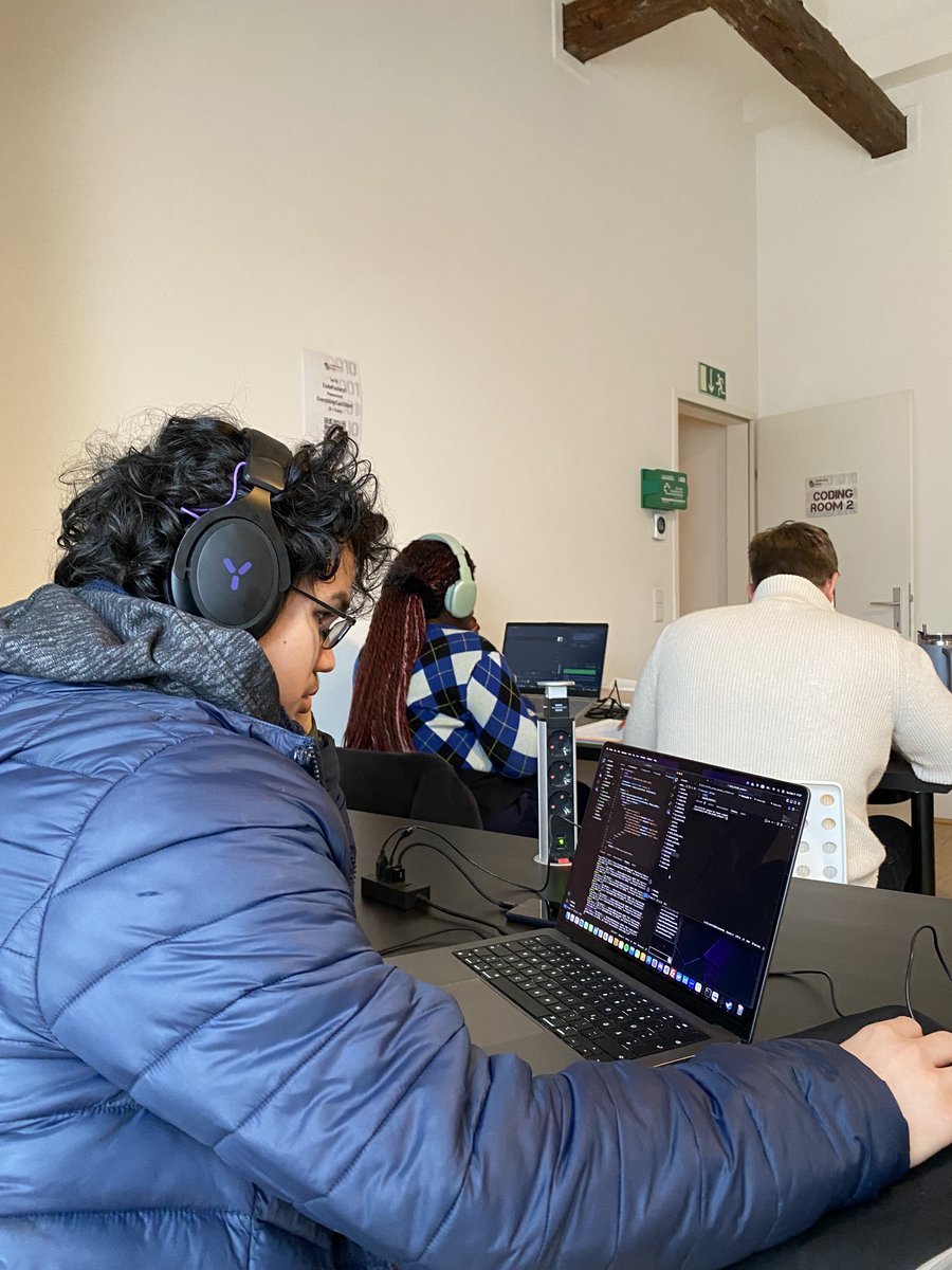 CodeFactoryVIE's tweet image. 2025 is your chance to dive into tech! 💻🚀
Transform your passion into skills with our immersive web development courses. 🌟
Take the first step today and build the future you’ve always dreamed of. ✨
__________
#CodeFactory #LearnCoding #TechCareers