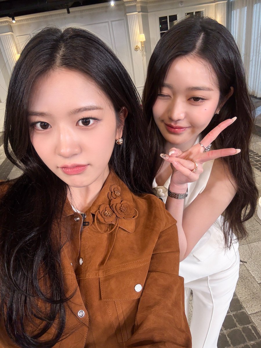 IVEstarship's tweet photo. 📸
250115 #tvN #유퀴즈온더블럭 완료 💕

🅻 안녕즈의 추억을 LISTENING! 🎧
🆃 안녕즈와 함께 TALKING! 🎤
🅴 ENJOY~ 🎉

유진적 사고, 원영적 사고와 함께한 You QUIZ 🫴

#IVE #아이브
#ANYUJIN #안유진
#JANGWONYOUNG #장원영
#IVE_EMPATHY 
#REBELHEART #IVE_REBELHEART
#유퀴즈 https://t.co/XFmrhG5dWu