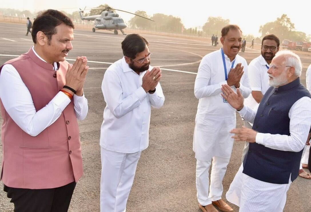 CMOMaharashtra's tweet photo. 🔸CM Devendra Fadnavis seeing off PM Narendra Modi as he leaves from Navi Mumbai
🔸पंतप्रधान नरेंद्र मोदी नवी मुंबई येथून रवाना झाले, त्याप्रसंगी मुख्यमंत्री देवेंद्र फडणवीस यांची उपस्थिती
🔸प्रधानमंत्री नरेंद्र मोदी नवी मुंबई से रवाना हुए, इस अवसर पर मुख्यमंत्री देवेंद्र फडणवीस इनकी उपस्थिति

🕠 5.20pm | 15-1-2025📍Navi Mumbai | संध्या. ५.२० वा. | १५-१-२०२५📍नवी मुंबई.

@narendramodi @Dev_Fadnavis
#Maharashtra #DevendraFadnavis #NaviMumbai