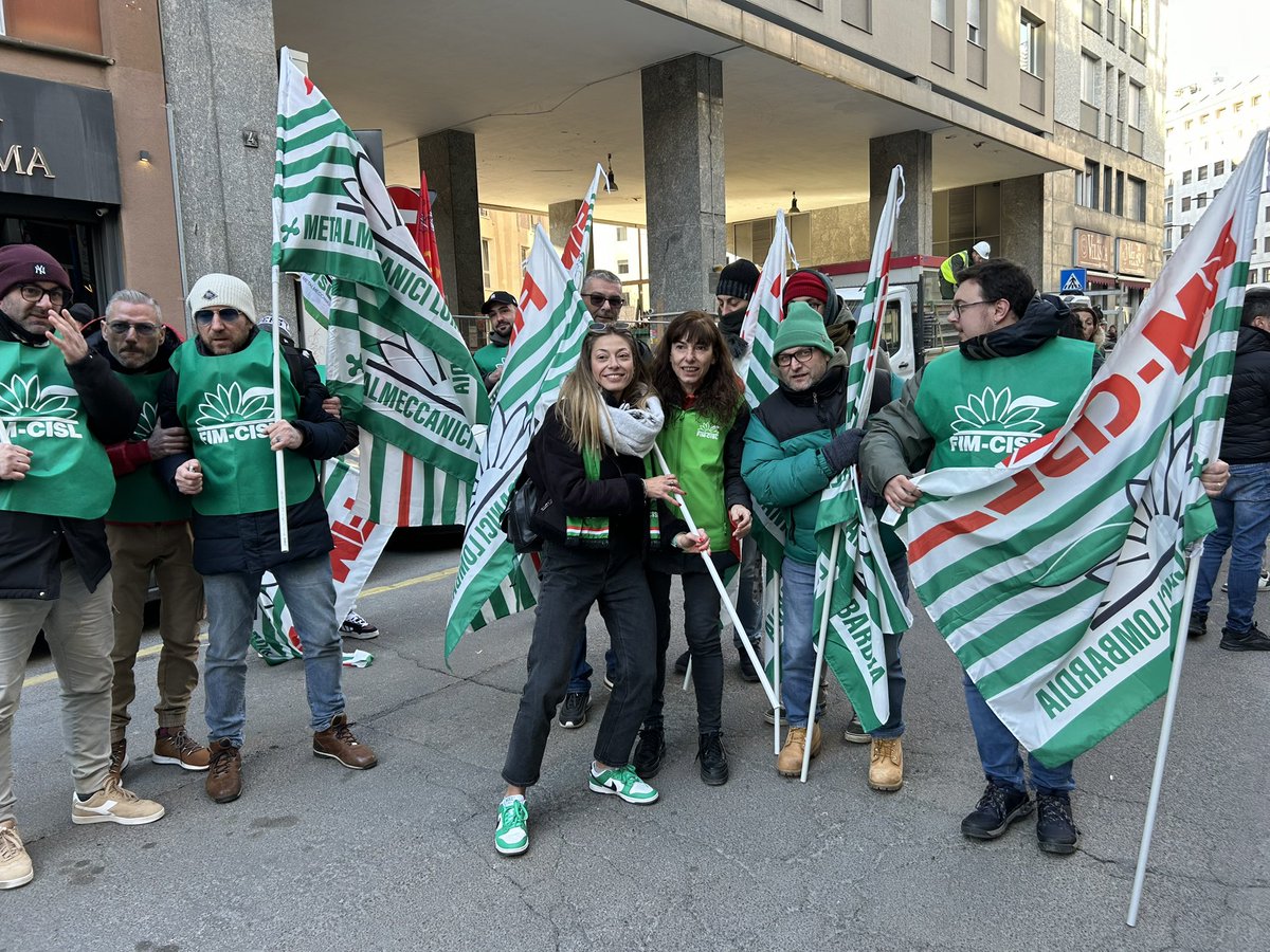fimassedelpo's tweet photo. 🟢anche la #fimassedelpo a #milano per il presidio davanti ad #assolombarda ! I #metalmeccanici vogliono il #contratto https://t.co/Tr3zrofSfK