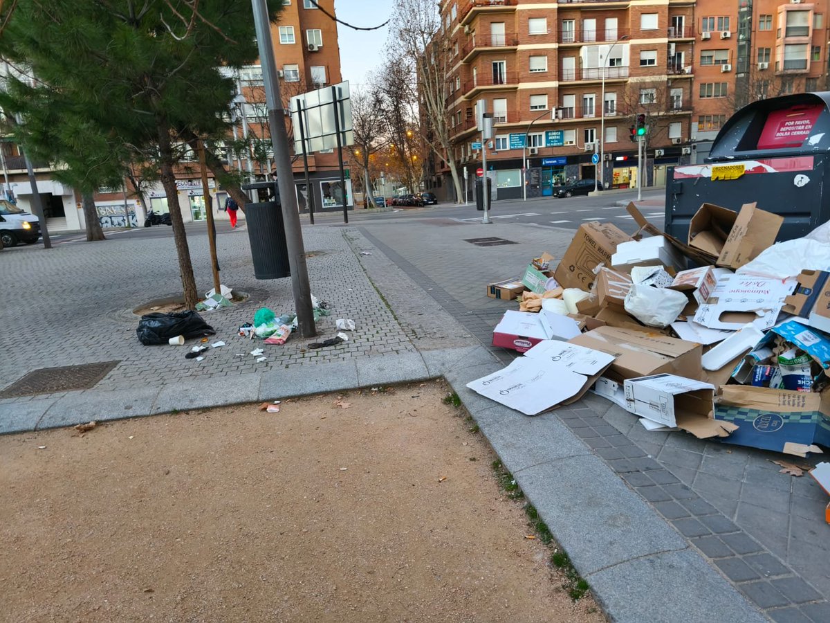 AVVBarrioMosca's tweet image. C. Eugenio Caxes. 2 primeras imagenes de ayer, la última de hoy. ¿Que falla para que todos los días haya basura donde no debe estar, @jmd_usera ? @Lineamadrid @Mtnezparamo @bcarabante #usera #warripop #useratucasa ¿?