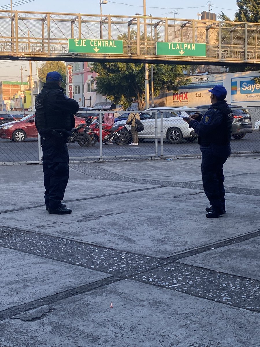 petitvgm's tweet photo. @SSC_CDMX hay compañeros aquí pero no hacen nada, solo observan, están al pendiente de la escuela https://t.co/7acevLXcGt