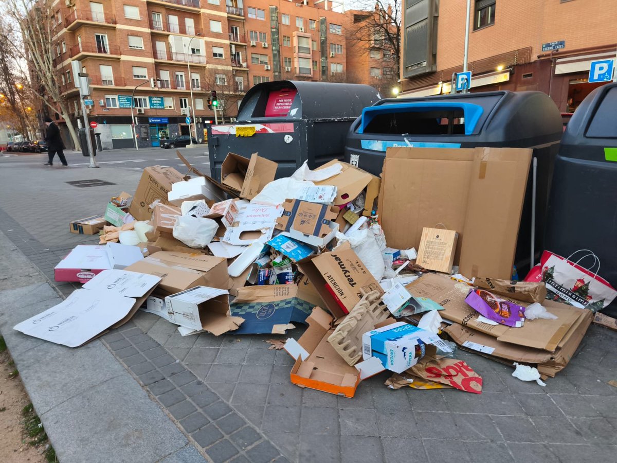 AVVBarrioMosca's tweet image. C. Eugenio Caxes. 2 primeras imagenes de ayer, la última de hoy. ¿Que falla para que todos los días haya basura donde no debe estar, @jmd_usera ? @Lineamadrid @Mtnezparamo @bcarabante #usera #warripop #useratucasa ¿?