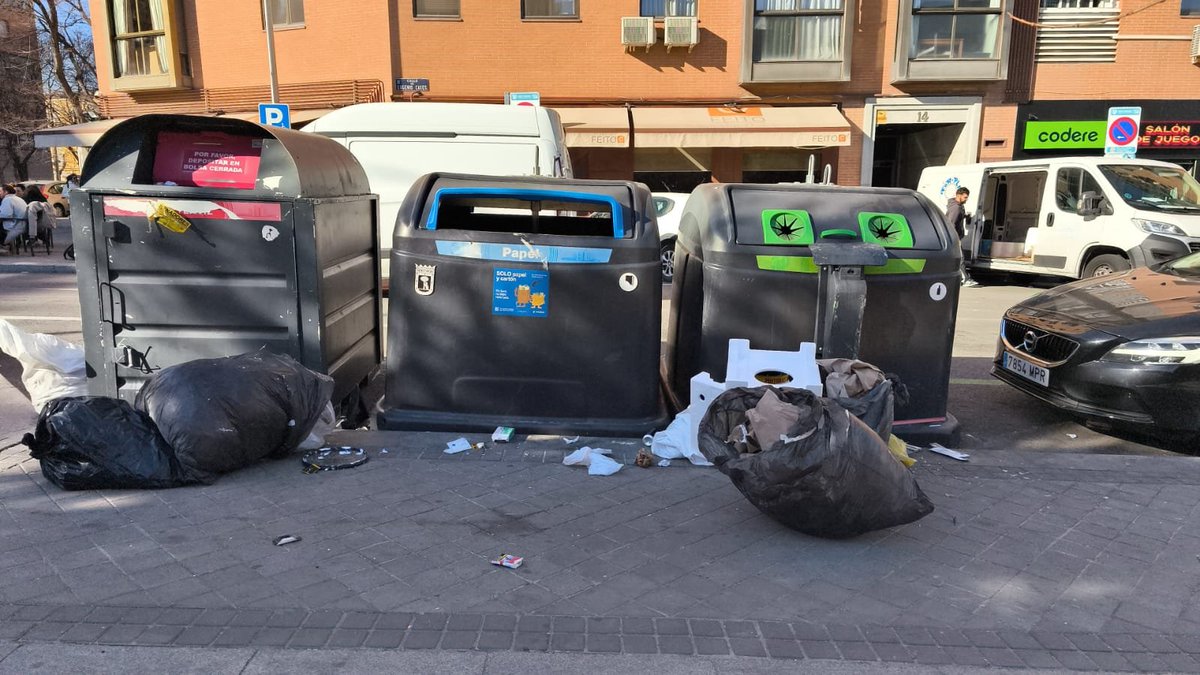AVVBarrioMosca's tweet image. C. Eugenio Caxes. 2 primeras imagenes de ayer, la última de hoy. ¿Que falla para que todos los días haya basura donde no debe estar, @jmd_usera ? @Lineamadrid @Mtnezparamo @bcarabante #usera #warripop #useratucasa ¿?