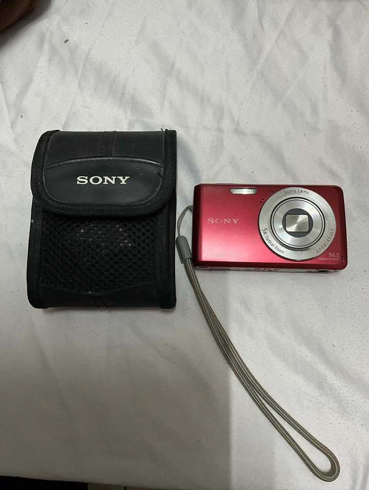 swaeterusksb's tweet photo. ปล่อยเช่ากล้องsony นะคะ 
 มีกระเป๋าใส่กล้องให้ มีสายคล้องกล้อง มีตัวอ่านการ์ดให้
วันละ150ค่ะ    #srnfact https://t.co/xBm2HvtFPd