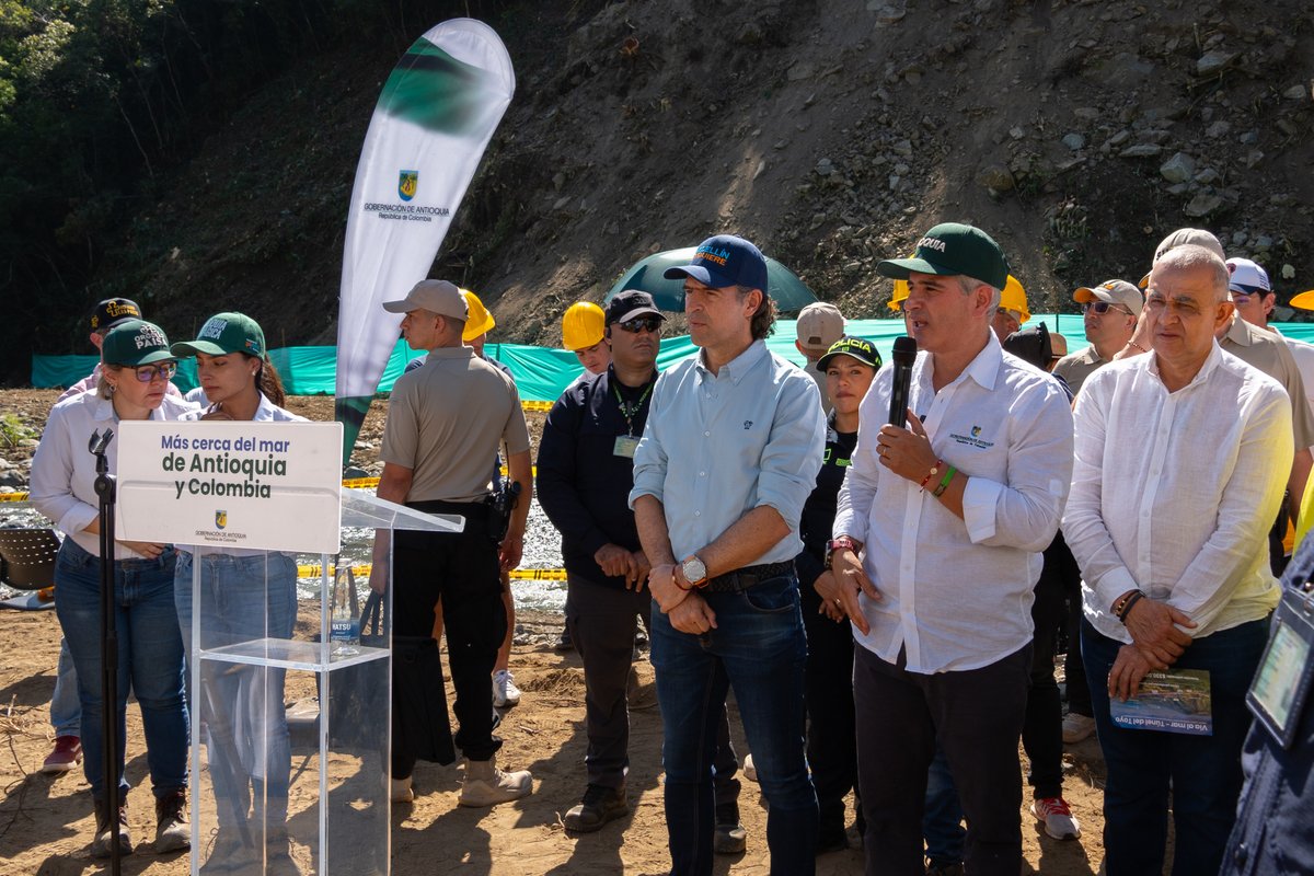 C_ElCondor's tweet photo. ¡Felicitaciones @AndresJRendonC  y @FicoGutierrez, estamos cada vez más cerca el mar!
Se reafirmó la cesión del contrato del Invías a la @GobAntioquia para la construcción del tramo 2, sector 1 de las Vías de Acceso al Túnel del Toyo, y esto nos llena de orgullo. #ProyectosCóndor https://t.co/Y7GkbMqhtE