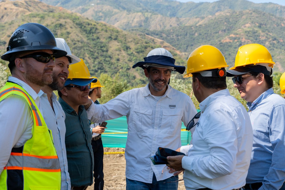C_ElCondor's tweet photo. ¡Felicitaciones @AndresJRendonC  y @FicoGutierrez, estamos cada vez más cerca el mar!
Se reafirmó la cesión del contrato del Invías a la @GobAntioquia para la construcción del tramo 2, sector 1 de las Vías de Acceso al Túnel del Toyo, y esto nos llena de orgullo. #ProyectosCóndor https://t.co/Y7GkbMqhtE
