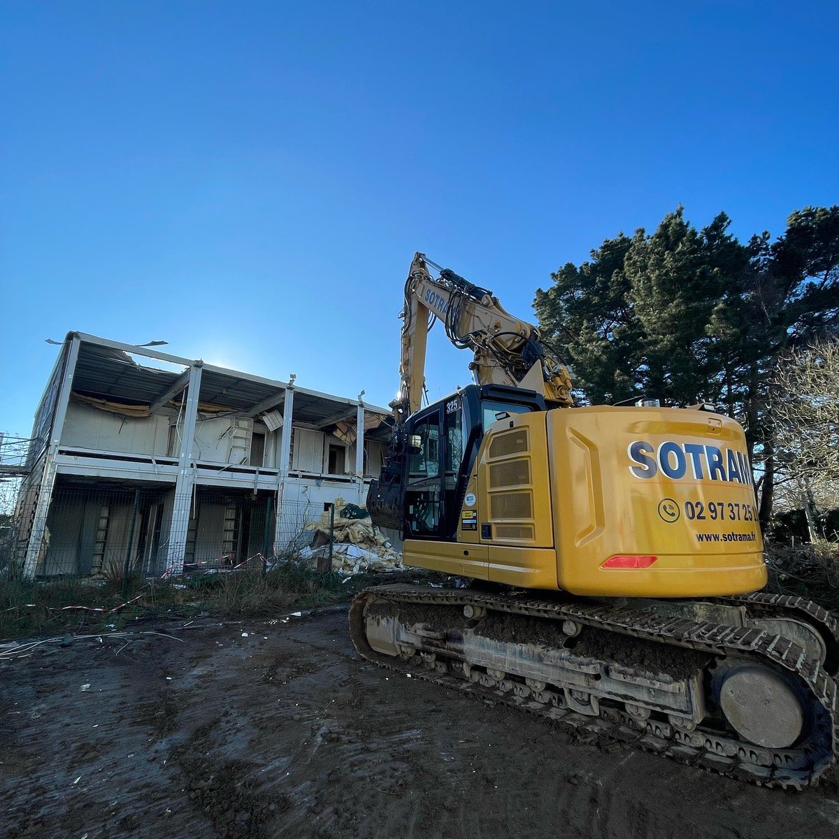RonanLoas's tweet photo. 🚧 Déconstruction et dépollution des anciens services techniques en cours avec #Sotrama ! Objectif : un écoquartier avec crèche, logements pour tous, et accès à la propriété. Une ville qui se développe pour ses habitants et l’avenir. 🌱 #Ploemeur #EcoQuartier #Travaux https://t.co/8BbKmMkEDE