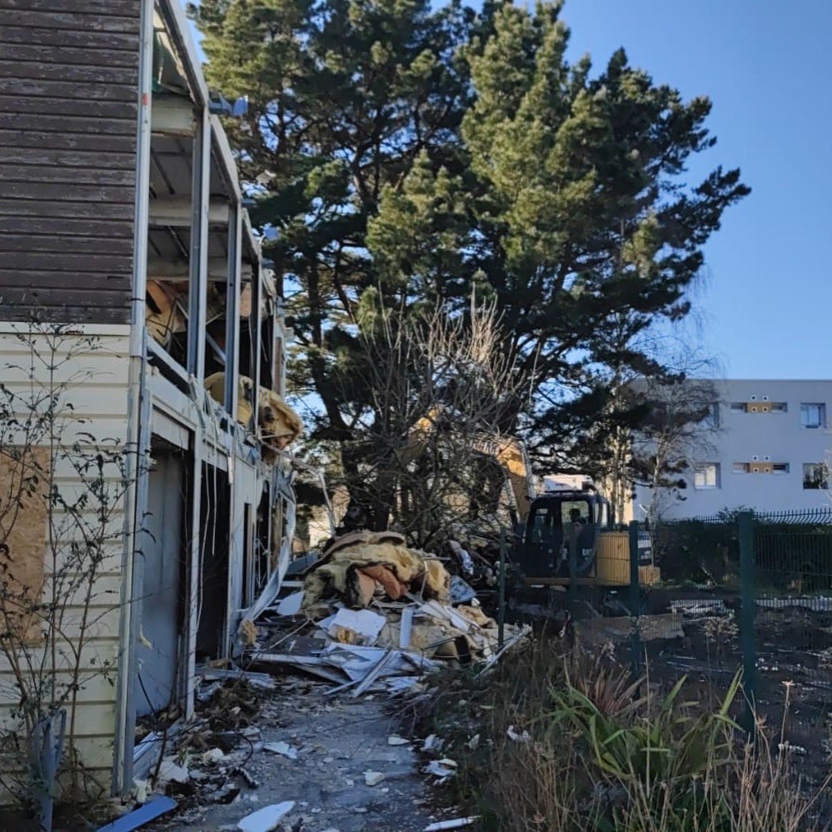 RonanLoas's tweet photo. 🚧 Déconstruction et dépollution des anciens services techniques en cours avec #Sotrama ! Objectif : un écoquartier avec crèche, logements pour tous, et accès à la propriété. Une ville qui se développe pour ses habitants et l’avenir. 🌱 #Ploemeur #EcoQuartier #Travaux https://t.co/8BbKmMkEDE