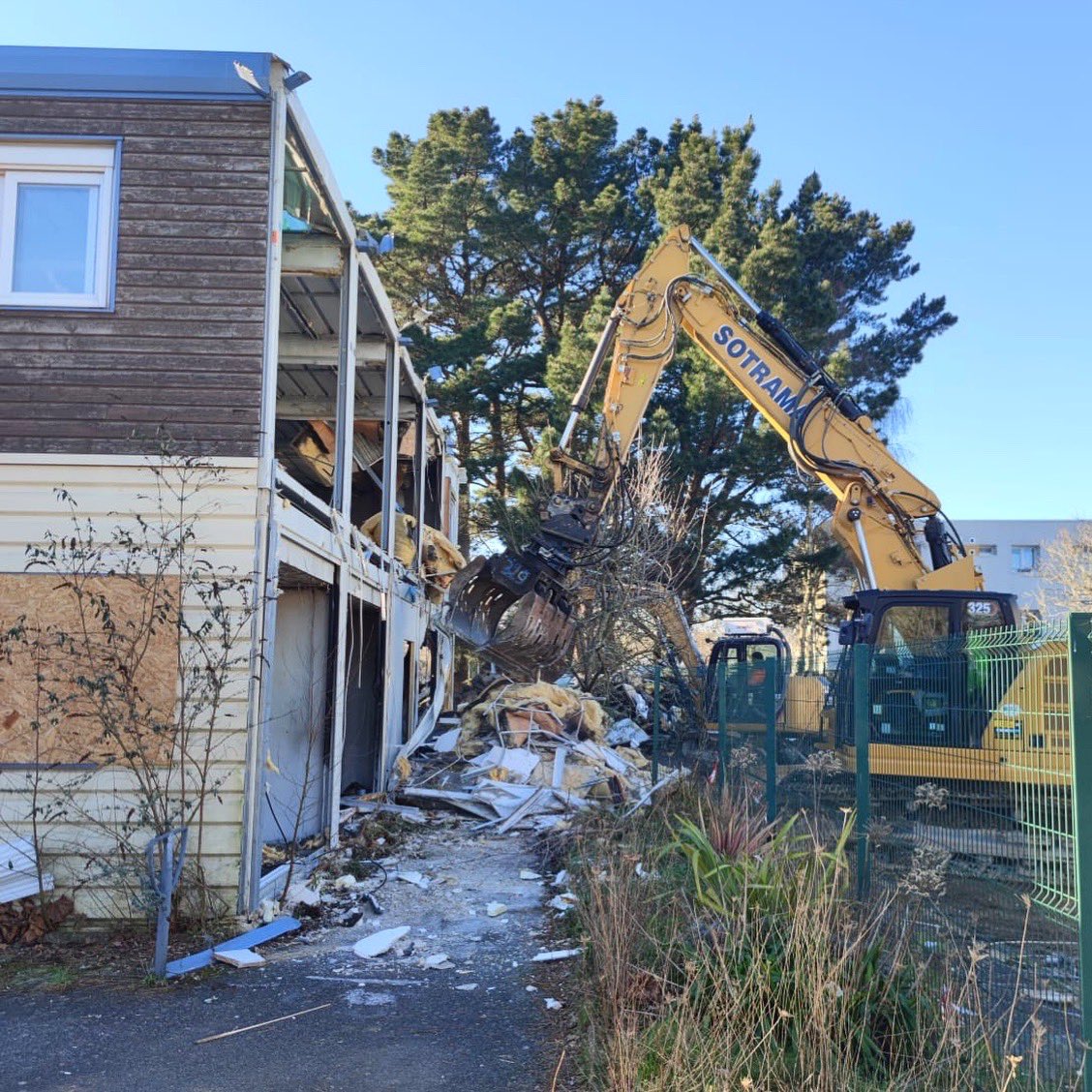 RonanLoas's tweet photo. 🚧 Déconstruction et dépollution des anciens services techniques en cours avec #Sotrama ! Objectif : un écoquartier avec crèche, logements pour tous, et accès à la propriété. Une ville qui se développe pour ses habitants et l’avenir. 🌱 #Ploemeur #EcoQuartier #Travaux https://t.co/8BbKmMkEDE