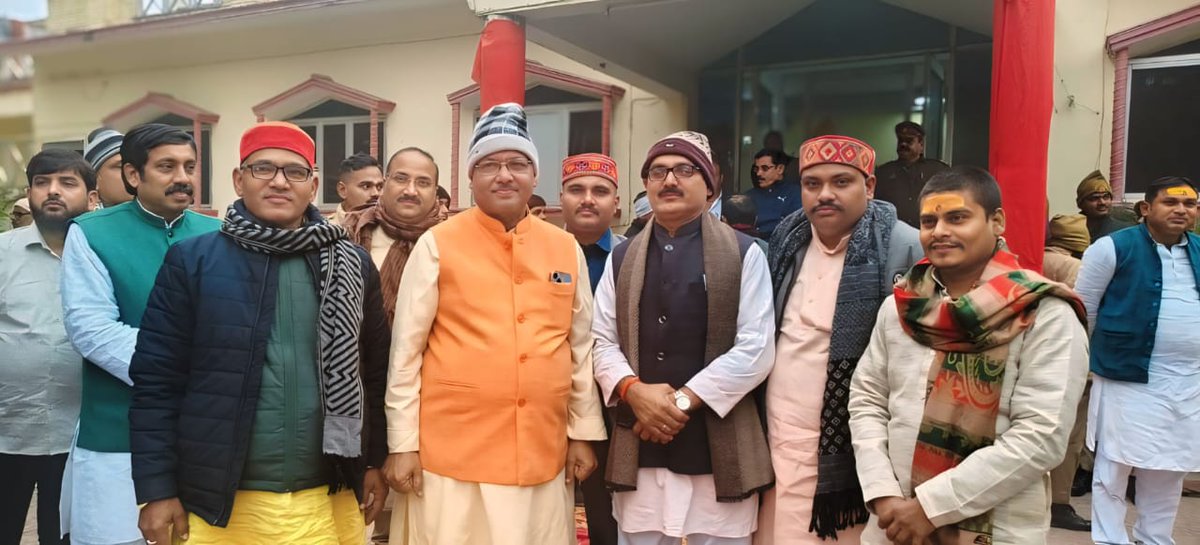 ABHGM_'s tweet photo. पूर्व विधान परिषद सदस्य - स्नातक निर्वाचन क्षेत्र वाराणसी श्री केदारनाथ सिंह जी द्वारा आयोजित खिचड़ी भोज / सम्मान समारोह कार्यक्रम में उपस्थित होकर कार्यक्रम के मुख्य अतिथि असम के महामहिम राज्यपाल श्री लक्ष्मण प्रसाद आचार्य जी से औपचारिक मुलाकात मार्गदर्शन आशीर्वाद प्राप्त हुआ | https://t.co/1tHfOoyjhB