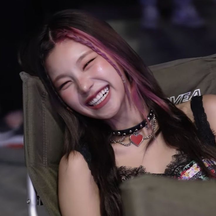 🖤🫧 :
"I’m someone who usually likes to use time effectively, but I’ve started to feel unfamiliar with free time"

"In order to continue loving my work, I’ve realized that it’s essential to have time for myself as well"

I want to give yeji a hug sm😭🫂