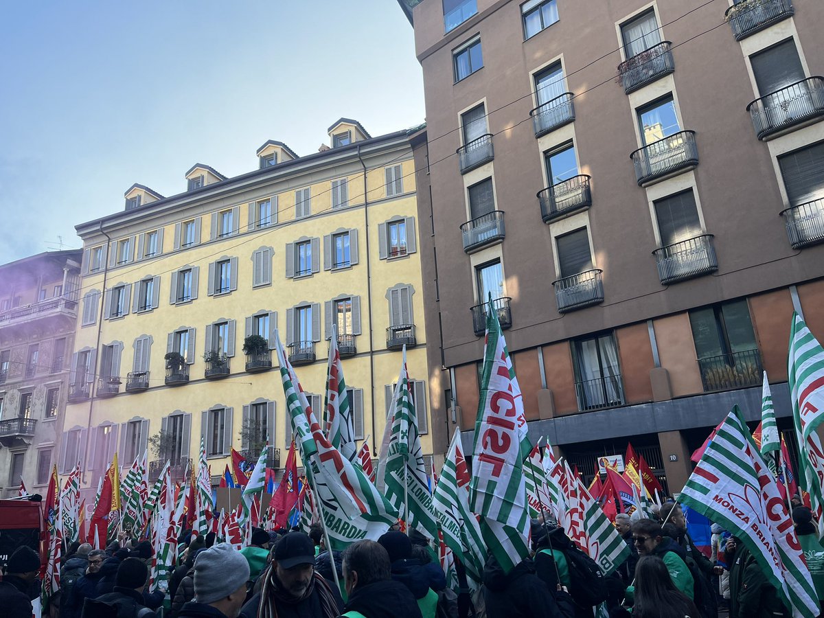 FimLombardia's tweet photo. Presidio #Fim Fiom Uilm Lombardia sotto la sede #Assolombarda .
Rinnoviamo il #CCNL 💪🏻 https://t.co/CMzQ3yFrjl