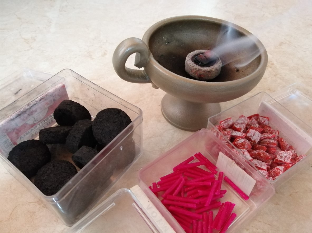 FrostieMoss's tweet image. Greek vigil lamps, frankincense, and how to clean up your house from stale energy effrosyniwrites.com/2022/05/13/gre… #greeklife #greeklifeblogger #femaleblogger