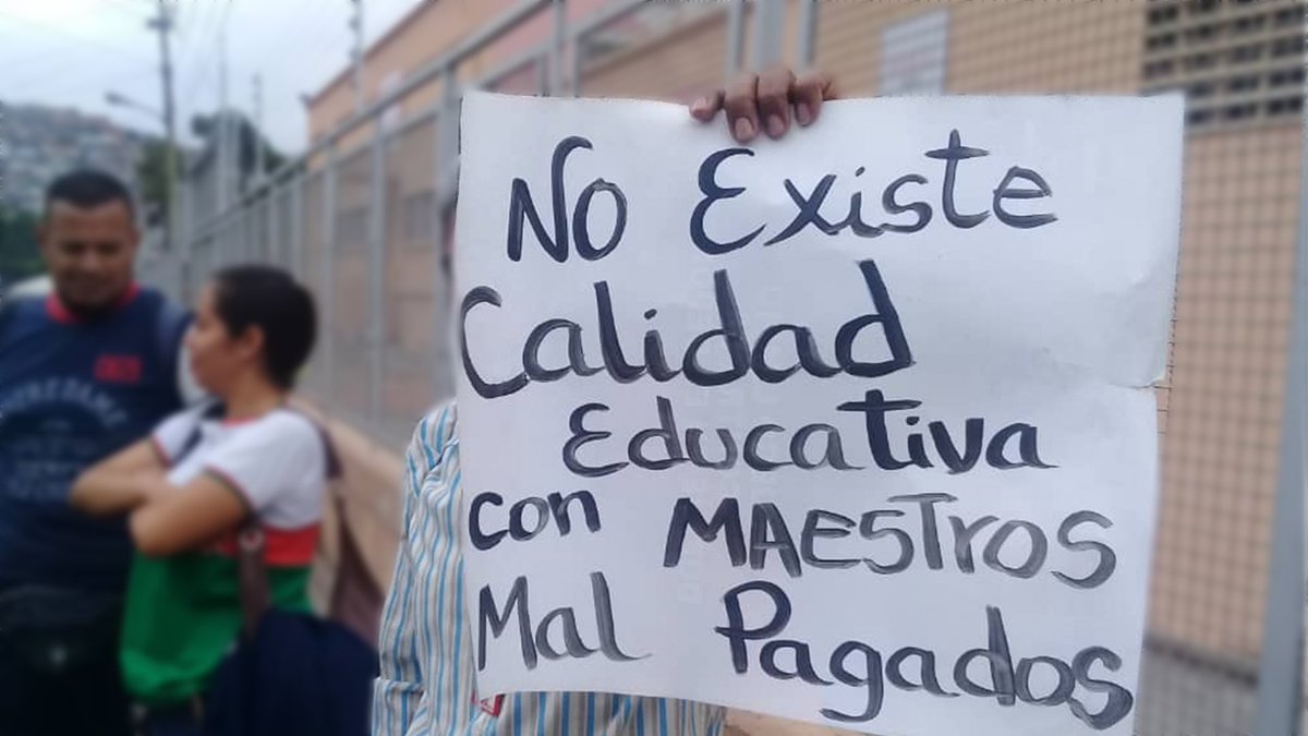 Hoy celebramos a las mujeres y hombres valientes que con pasión y entrega se levantan cada día para formar al futuro de Venezuela: Los maestros

A pesar de las difíciles condiciones laborales por las que atraviesan,su compromiso y su amor por sus estudiantes brillan más que nunca