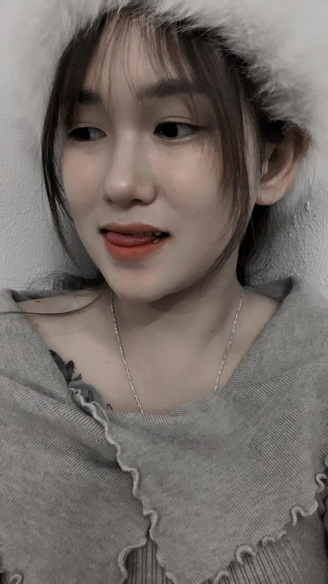 Traitimgiabng's tweet photo. Đêm nay ánh trăng mập mờ Giường anh có rộng cho em ngủ nhờ một đêm ❤️ https://t.co/5gJdwmE6I4