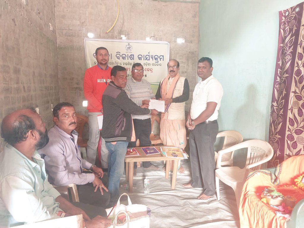 adhbhadrak's tweet photo. Distribution of Engagement Order to the M.C.P and Preliminary Tool Kits to the trainees by Asst.Director(Handicrafts),Bhadrak at Master Crafts Person Training Center on Clay Toys in Bangarpadi, Bonth Block today i.e on 15.01.2025.
@DM_Bhadrak
@HTH_Odisha 
@DhciOdisha 
@minmsme https://t.co/qbaaXrxt6s