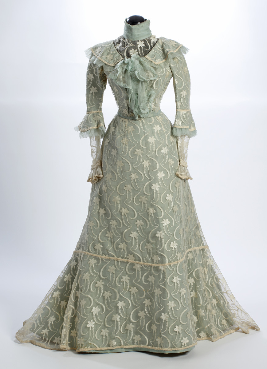 wikivictorian's tweet photo. Day dress, 1900. Sörmland Museum. https://t.co/df6w9iwTU5