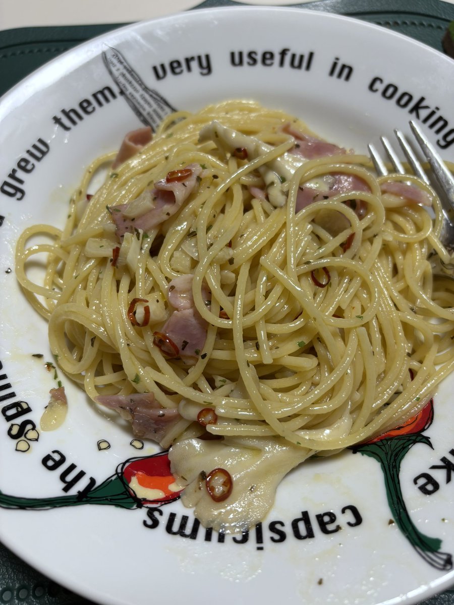 titoh1101's tweet photo. 晩酌✨

なんと息子が
腕をふるってくれました♪

ベーコンと舞茸の
ぺぺロンチーノ🍝

うま〜い😋

大好きな🥃バーボンに
あいます^_^

幸せな晩酌です https://t.co/g6PWegEdsa
