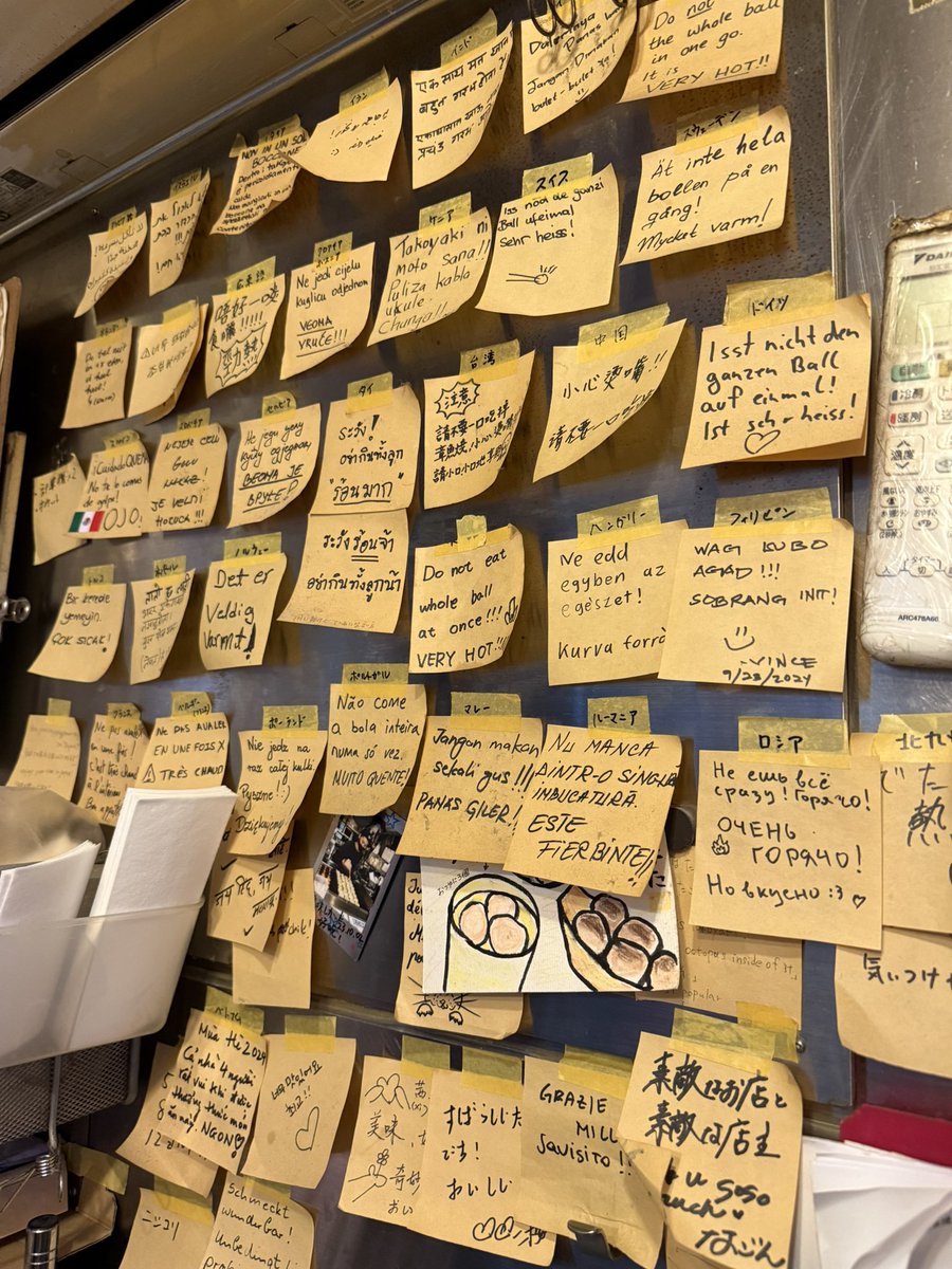 梅田の商店街のたこ焼きやさんにキャプテンと奥さんと行ったら店員さんに「この方達はどちらから来たんですか」と聞かれたのでアメリカからです、と答えると、キッチンの壁から「熱いので一口で食べないでください」と英語で書かれた紙を取って目の前に提示してた。世界各国色んな言語があった😂