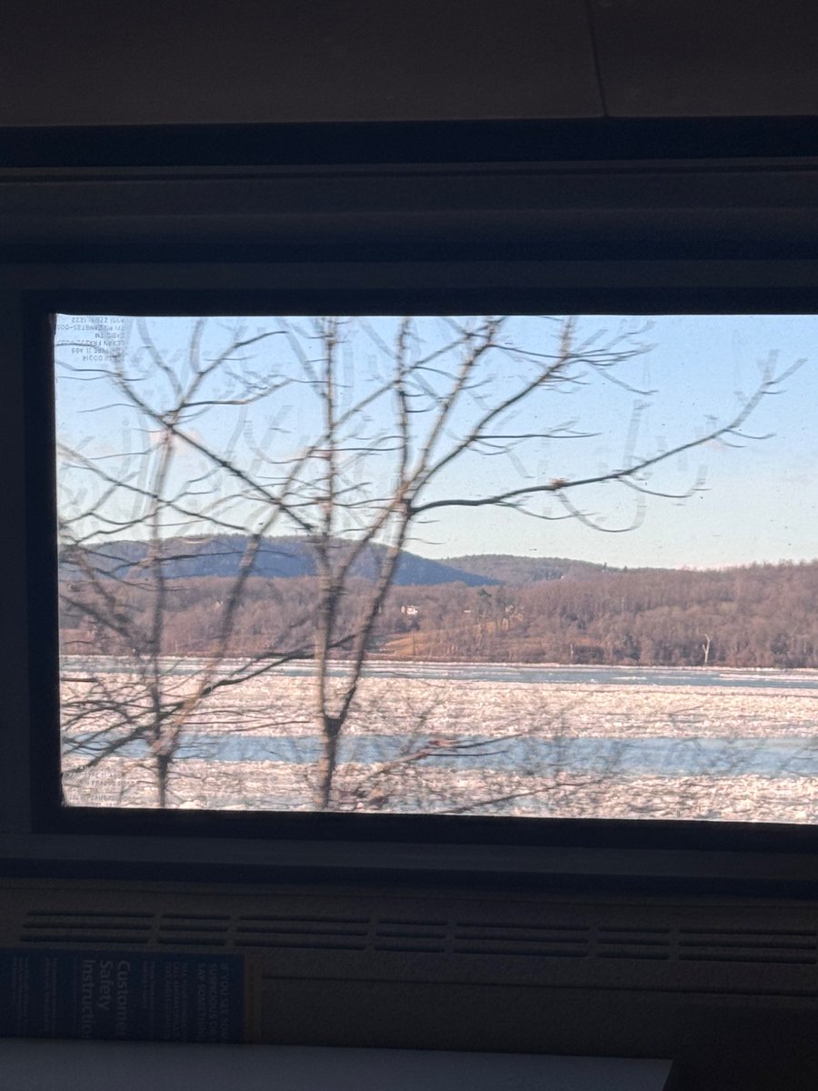 plstopme's tweet photo. frozen hudson so beautiful https://t.co/Aqcg9PJQGF