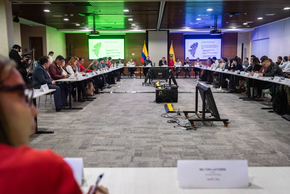 Primera sesión del Gabinete Local de 2025. 

Seguimos trabajando por articular esfuerzos entre el Distrito por el bienestar de Bogotá, priorizando las necesidades de la comunidad. 

#BogotáMiCiudadMiCasa
