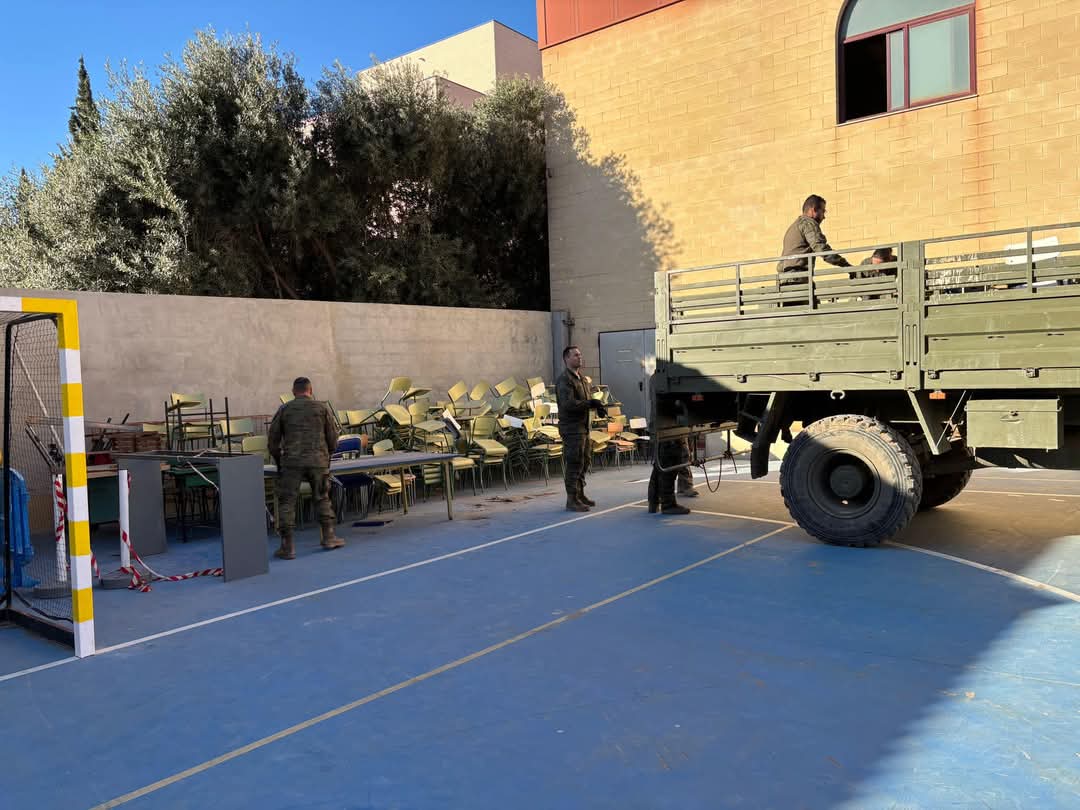FUTER_ET's tweet photo. Los #militares de las #FAMET #DIVSM ayudan a recuperar espacios tan importantes como el Colegio Ntra. Sra. del Socorro y el Polideportivo Unió Benetússer Favara CF en #Benetússer, vitales para poder recuperar la normalidad tras la #Dana.
#SomosTuEjercito https://t.co/S7ZsWfMwq8