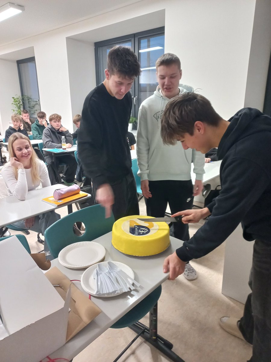 A máme tu další den našich oslav. 🎉Dnes pro vás máme novou zajímavost ze světa #eTwinning.  

Věděli jste, že za posledních 20 let se realizovalo více než 5000 projektů? 💛 💙🇨🇿
Tento úspěch by nebyl možný bez vás. ✨ Děkujeme. #eTwinning20