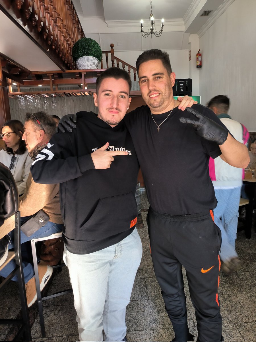 alexgcf7's tweet image. De los mejores bares de toda Granada y sobretodo muy buena gente mi @KikiFutFifa nos vemos amigo❤️