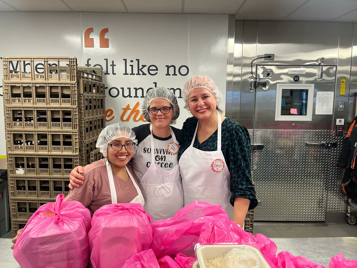 Riverview Staff Packs Meals for Open Arms
RSS Feeds

Staff from Riverview Spanish/English Immersion Program helped pack meals for ill neighbors in St. Paul via Open Arms. Staff volunteered for two hours and packed 193 quesadilla meals.

#spps #community