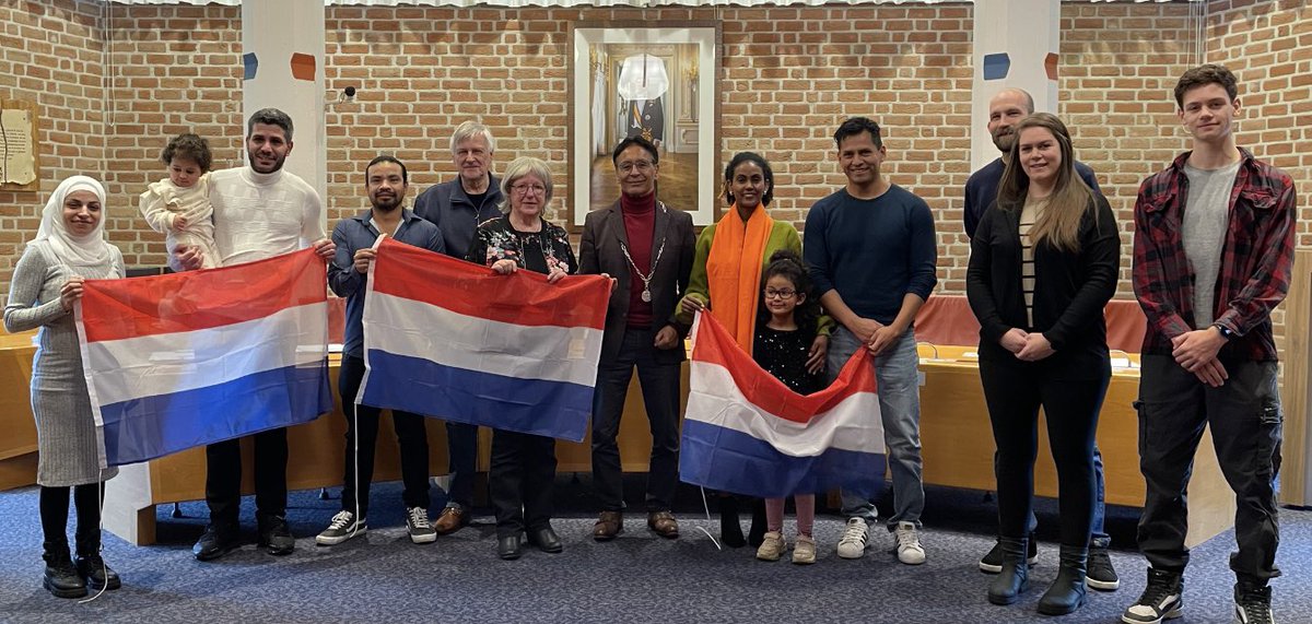 Vanmorgen verkregen vier inwoners van <a href="/gemeenteommen/">Gemeente Ommen</a> en hun kinderen de Nederlandse nationaliteit. Ze legden in de raadszaal de Verklaring van Verbondenheid af in aanwezigheid van familie en vrienden.