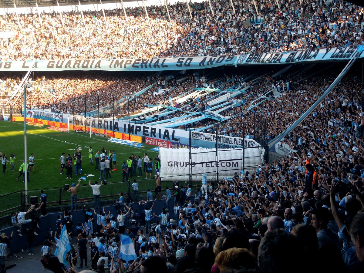 En Argentina, el fútbol no es solo un deporte, ¡es una pasión nacional! ⚽🇦🇷 Desde la Bombonera hasta el Monumental, los estadios vibran con cánticos que no se ven en ningún otro lugar del mundo.