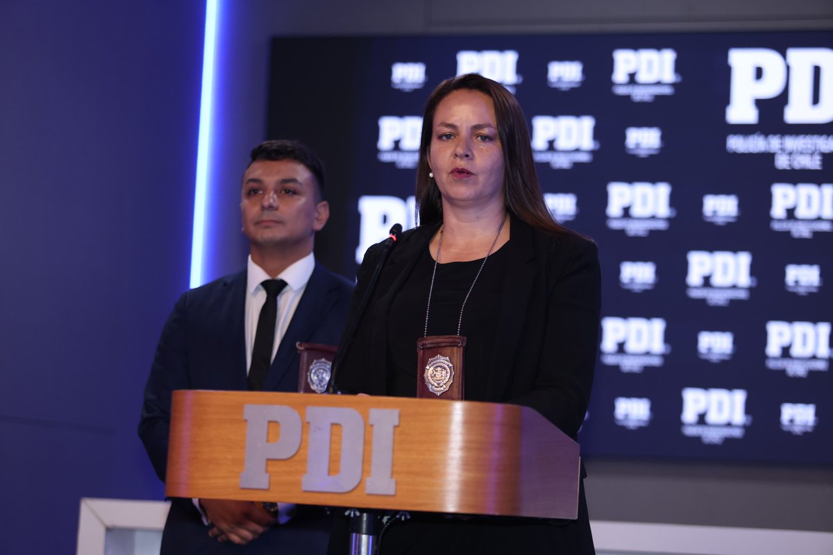 PDI_CHILE's tweet photo. Subprefecta Natalia Muñoz, jefa de Interpol Chile y el Subcomisario Miguel Hermosilla de la BH San Antonio, informan del proceso de extradición de los ciudadanos venezolanos por el delito de Robo con Homicidio. https://t.co/devnQbBbaO