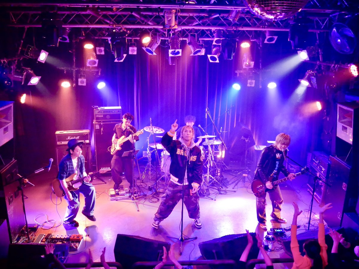 EisukeTakebe's tweet photo. ANDY13周年イベントでした！
年に数える程しかLIVEやらないのに、それでも集まってくれる皆様、そして仲間達、スタッフ達(毎年この日を空けといてくれる小粋な新宿Marz)に大きな感謝を！

#ANDY
#NineUniverse
#GTB
#NEXTRADE
#TOKYO24th解放区 https://t.co/Zh9DjzGc2s