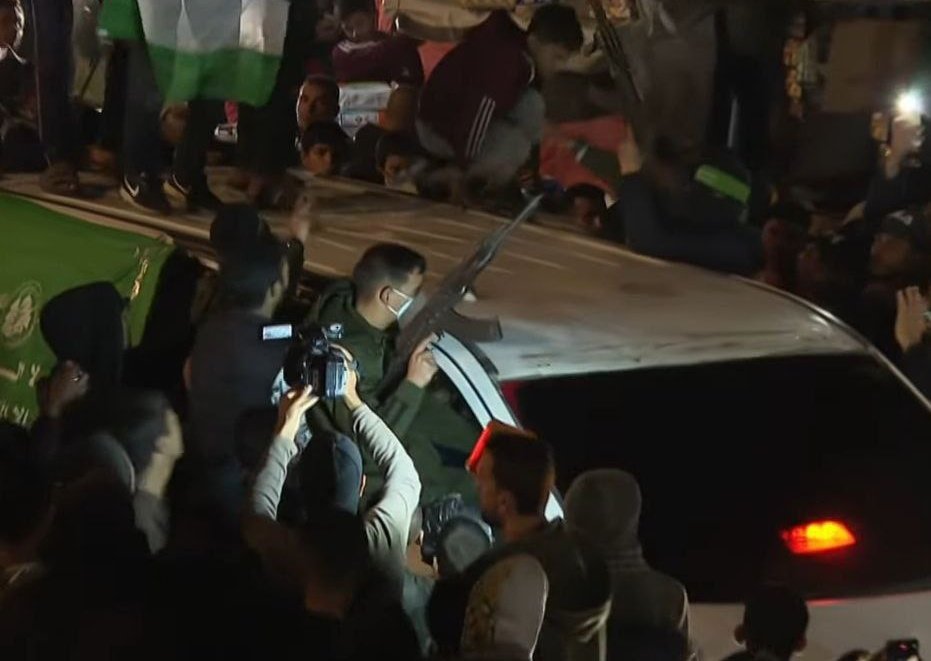 ThisahmedR's tweet photo. AL-QASSAM IS ALL OUT ON THE STREETS OF GAZA!! 💚💚💚 https://t.co/XgOk3ehKwm