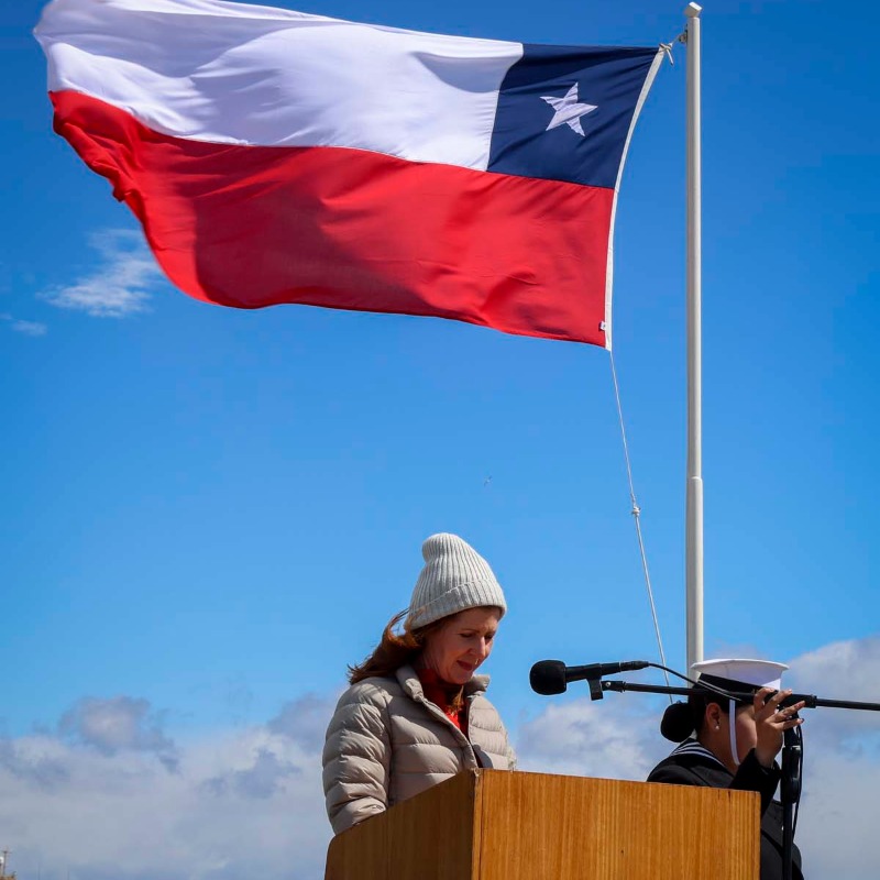 RoyalNavy's tweet photo. Not enough people know about what this hero did... 

Luis Pardo, the @Armada_Chile commander of the ship which rescued sailors from Ernest Shackleton’s Endurance, has been recognised for his heroic efforts by the UK during icebreaker @hmsprotector port stop in Chile.

⬇️