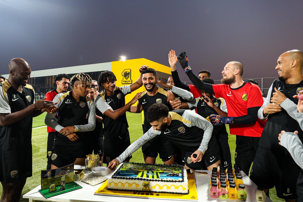 📸| احتفالية أعضاء الفريق الكروي بيوم ميلاد المدافع عبدالإله العمري 🎂