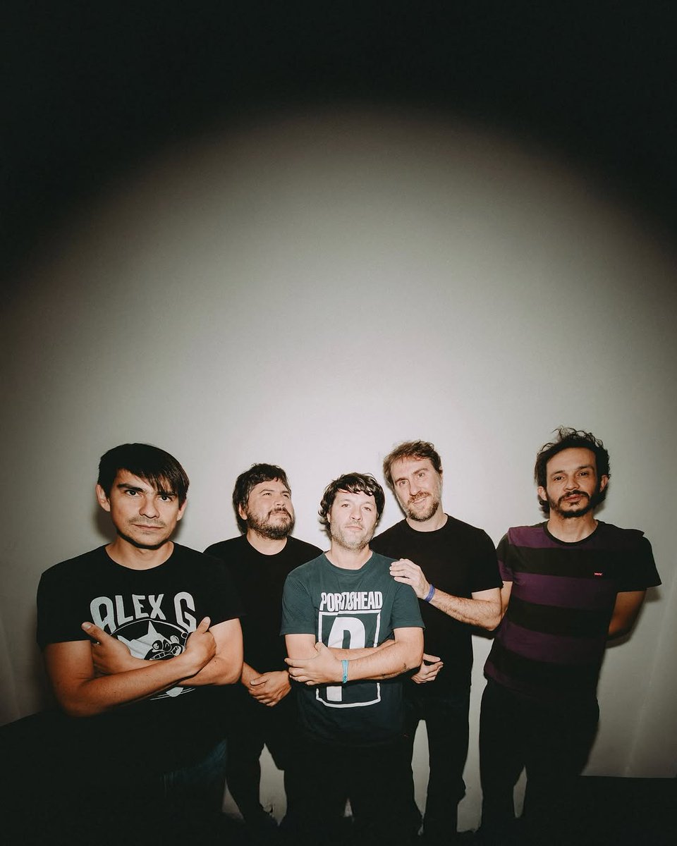 sopitasfm's tweet photo. 🎸 "Perdón si estoy de nuevo acá, pensé que habías preguntado por mí..." 🖤 El Mató a un Policía Motorizado llega con dos noches eternas en Querétaro y Guadalajara 🌌✨  

🎟️ #Preventa: 17 de enero  
🔓 Venta general: 18 de enero  

¡No te lo pierdas! 🎶🔥 #ElMató #Conciertos2025 https://t.co/tuX3mWQgYm
