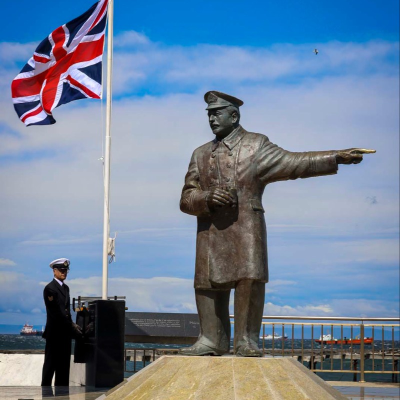 RoyalNavy's tweet photo. Not enough people know about what this hero did... 

Luis Pardo, the @Armada_Chile commander of the ship which rescued sailors from Ernest Shackleton’s Endurance, has been recognised for his heroic efforts by the UK during icebreaker @hmsprotector port stop in Chile.

⬇️