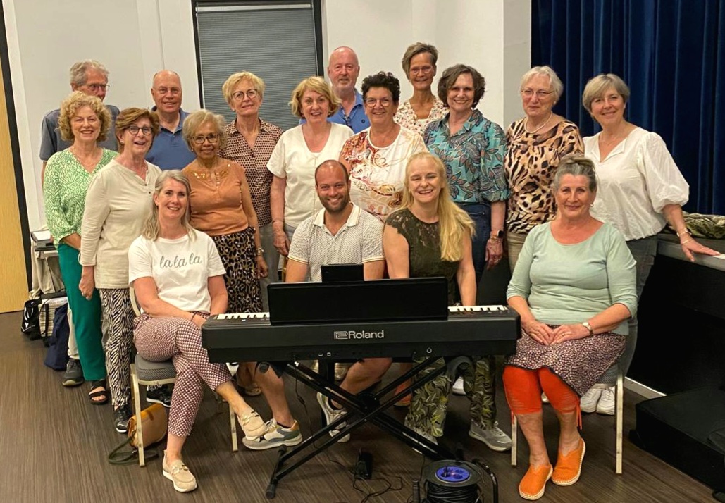 Zangkoor “ZingchroNice” en troubadour Tinus van Huffelen EGW Epe oene-info.nl/zangkoor-zingc…