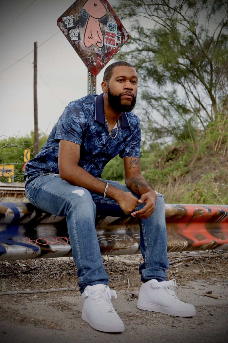 JMACtheDragon's tweet photo. Oooooooooohwe, I wore my EXTRA, white air forces that day!🙏🏾🐲🐲🐲😆
•
•
•
•
#checkmeout #hiphop #texas  #hotnewartist #indierapper #rapradar #rapperswanted #photooftheday https://t.co/wyICm9LGNT