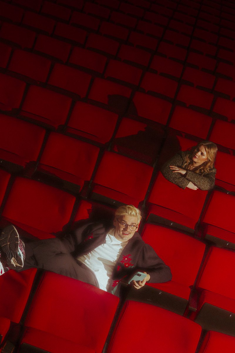 die tasse kaffee ☕️ 
und auch das glas wein 🍷 
too many tabs ist aus der winterpause zurück in der ard audiothek und zwar mit der live folge von der tour aus berlin
schaut mal herein